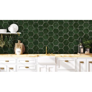 Moosgrüne, glänzende Wandfliese im Hexagon-Format als Fliesenspiegel in Küche.