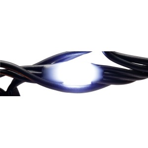 Nahaufnahme einer hell leuchtenden LED-Birne an schwarzem Kabel der OBI LED Lichterkette für Außenbeleuchtung.