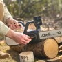 Litheli Akku-Kettensäge beim Sägen von Holz, 2x20V, mit Akkus. Werkzeuglose Kettenspannung.