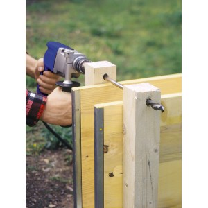 LUX Schalungsbohrer Comfort 12 mm bohrt durch Holzschalung mit einer blauen Bohrmaschine.