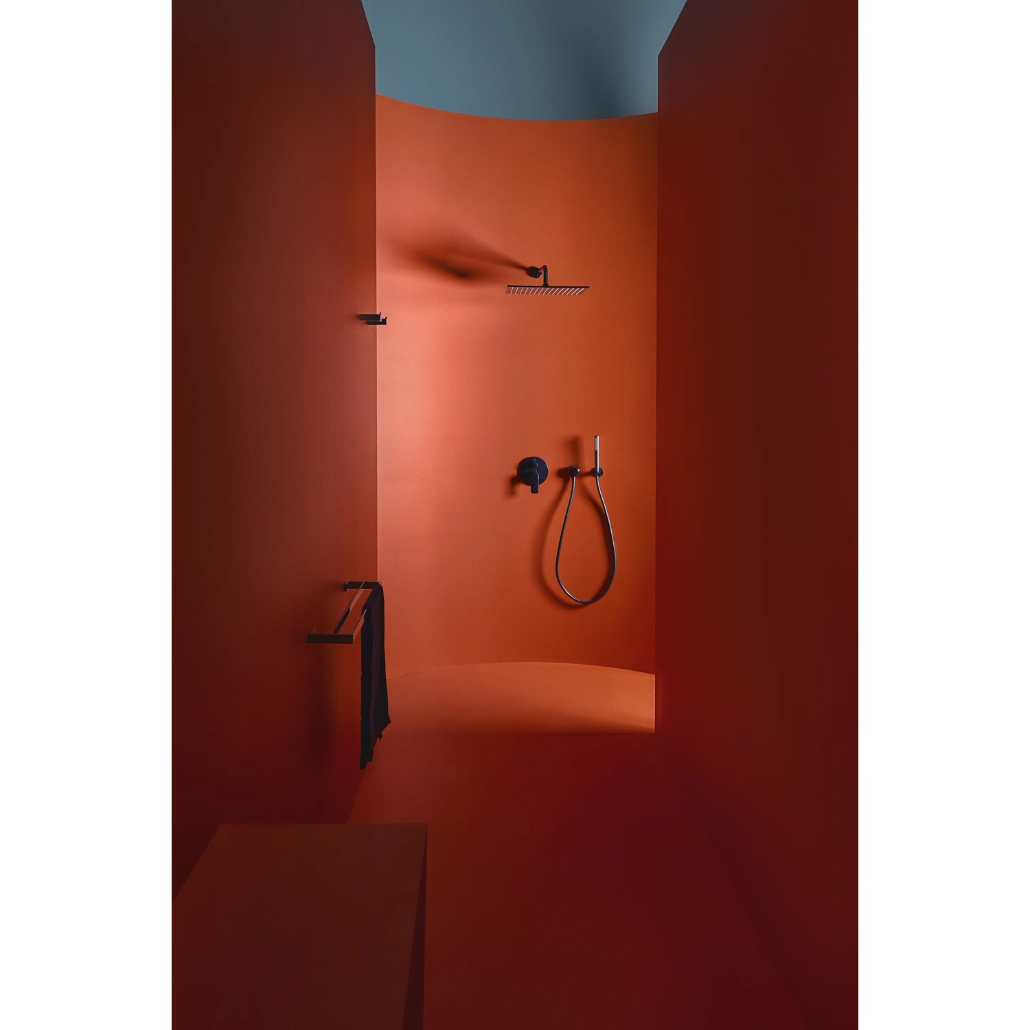 Ideal Standard Idealrain Atelier Brausehalter, eckig, Magnetic Grey, im modernen Badezimmer.