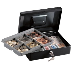 Offene, schwarze Master Lock Geldkassette mit Münzeinsatz und Geldscheinen.