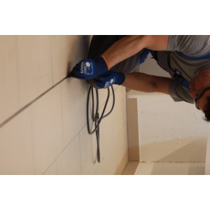 Anwendung von weißem CIMSEC Fliesenkleber 4 in 1 zum Verfugen von Fliesen.