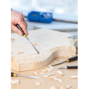 LUX Kerbschnitzsatz Comfort, 11-teilig in Aktion: Schnitzen mit Holzbeitel. Werkzeug-Set für Holzarbeiten.