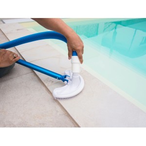 Bodensauger Basis im Einsatz zur Poolreinigung mit blauem Schlauch und Teleskopstange.