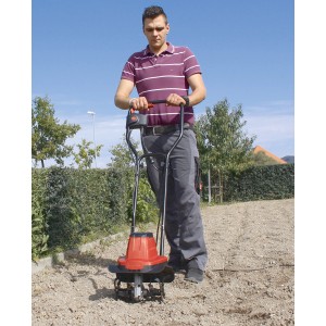 Einhell Elektro-Grubber GC-RT 7530 im Einsatz zur Bodenauflockerung.