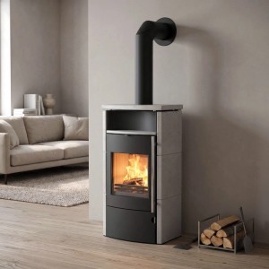 Accente Kaminofen Sandstein Creamy White 6 kW mit Holzscheiten im Brennraum und Holzkorb.