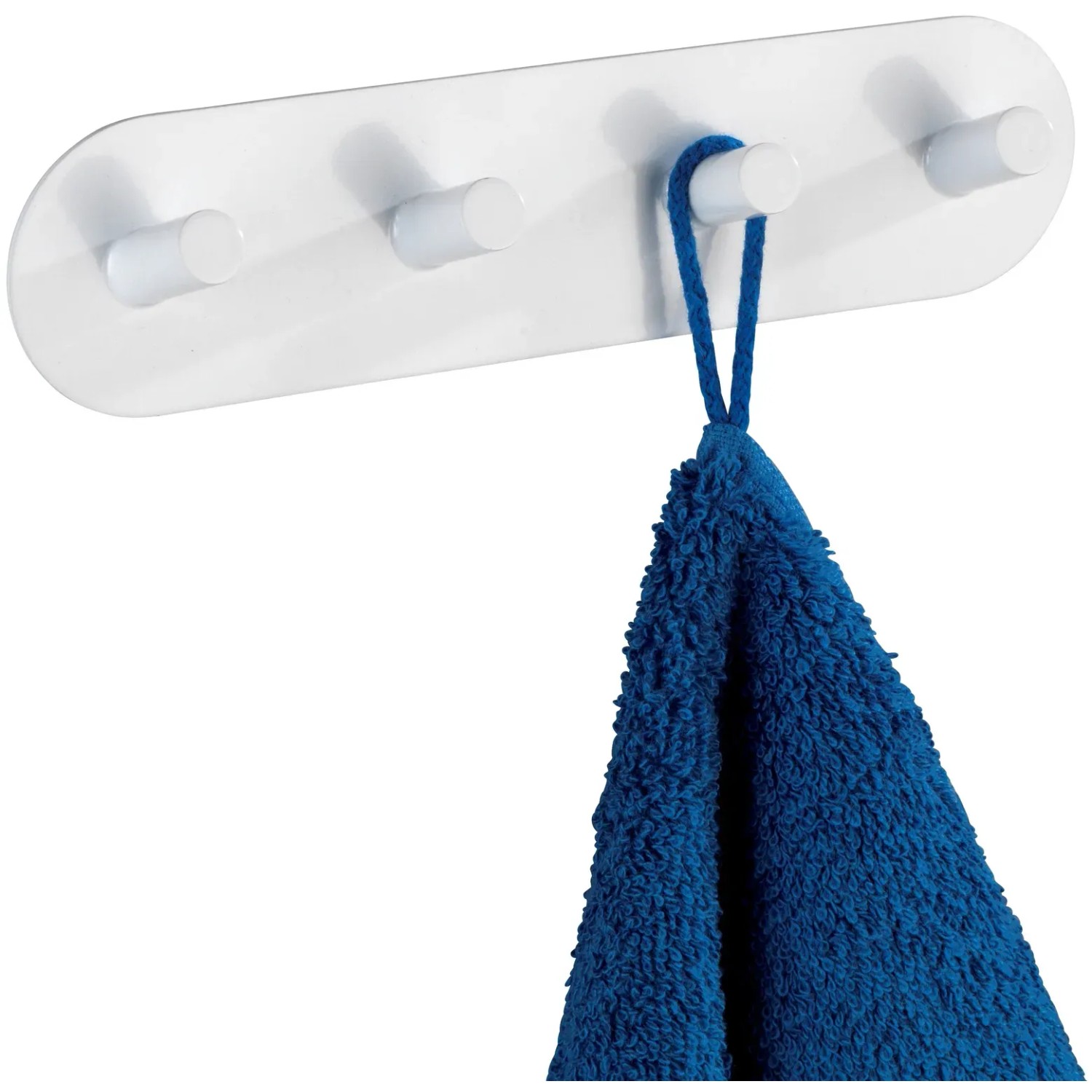Wenko Hakenleiste Piceno Quadro, weiße, matte Handtuchhalter Leiste mit 4 Haken und blauem Handtuch.