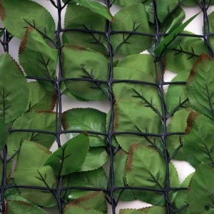 Balkonsichtschutz mit grünen Blättern und Gitterstruktur, 500x100 cm.