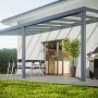 Anthrazit Terrassenüberdachung Terracon Smartline (3060x2500mm) auf Terrasse mit Möbeln und Grill.