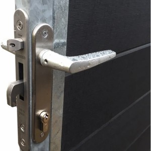 Detailaufnahme: WPC Gartentor Artura in Schiefergrau mit Griff und Schloss.