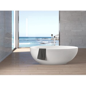 Freistehende, weiße Ottofond Whirlpool Badewanne Somerset mit Handtuch und Meerblick.