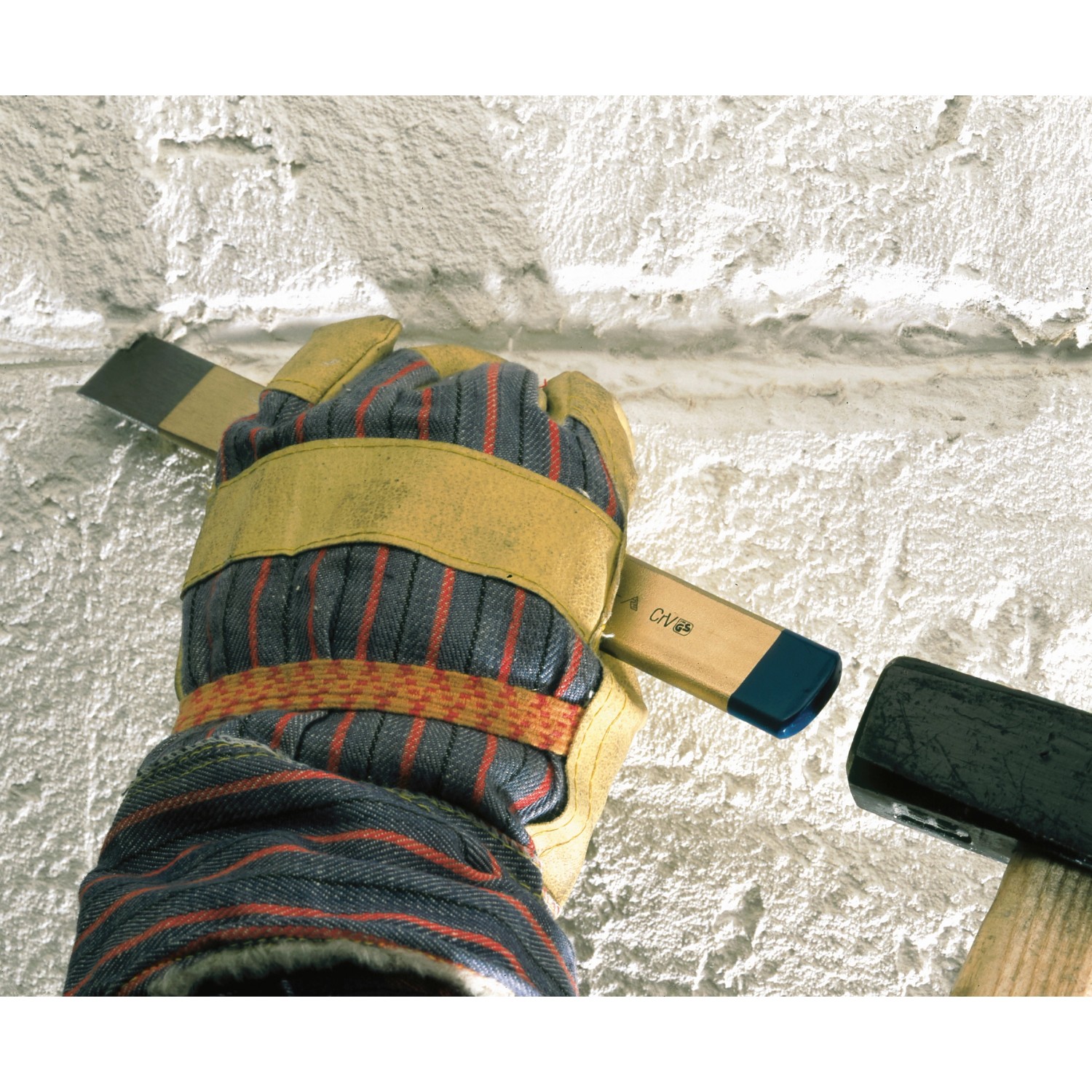 LUX Schlitzmeißel Comfort im Einsatz zum Ausmeißeln einer Nut in einer Wand.