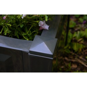 Rechteckiger, anthrazitfarbener KHW Pflanzkasten mit Pflanzen im Garten.