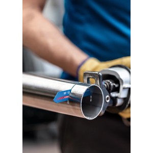 Bosch Expert S 922 EHM Säbelsägeblatt schneidet Metallrohr mit Säbelsäge.