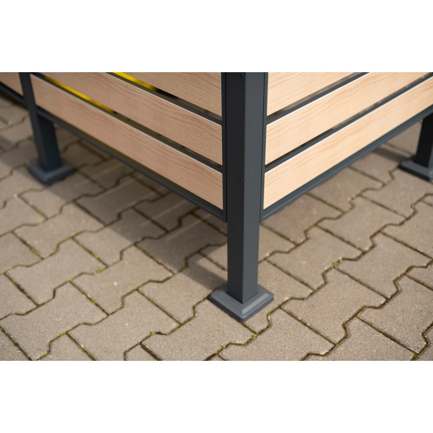 Detailansicht der Westmann Mülltonnenverkleidung Planum aus Metall in Holzoptik.