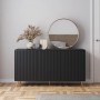 Selsey Sideboard Bello, schwarz, mit Lamellenfronten und goldenen Beinen im Wohnzimmer.