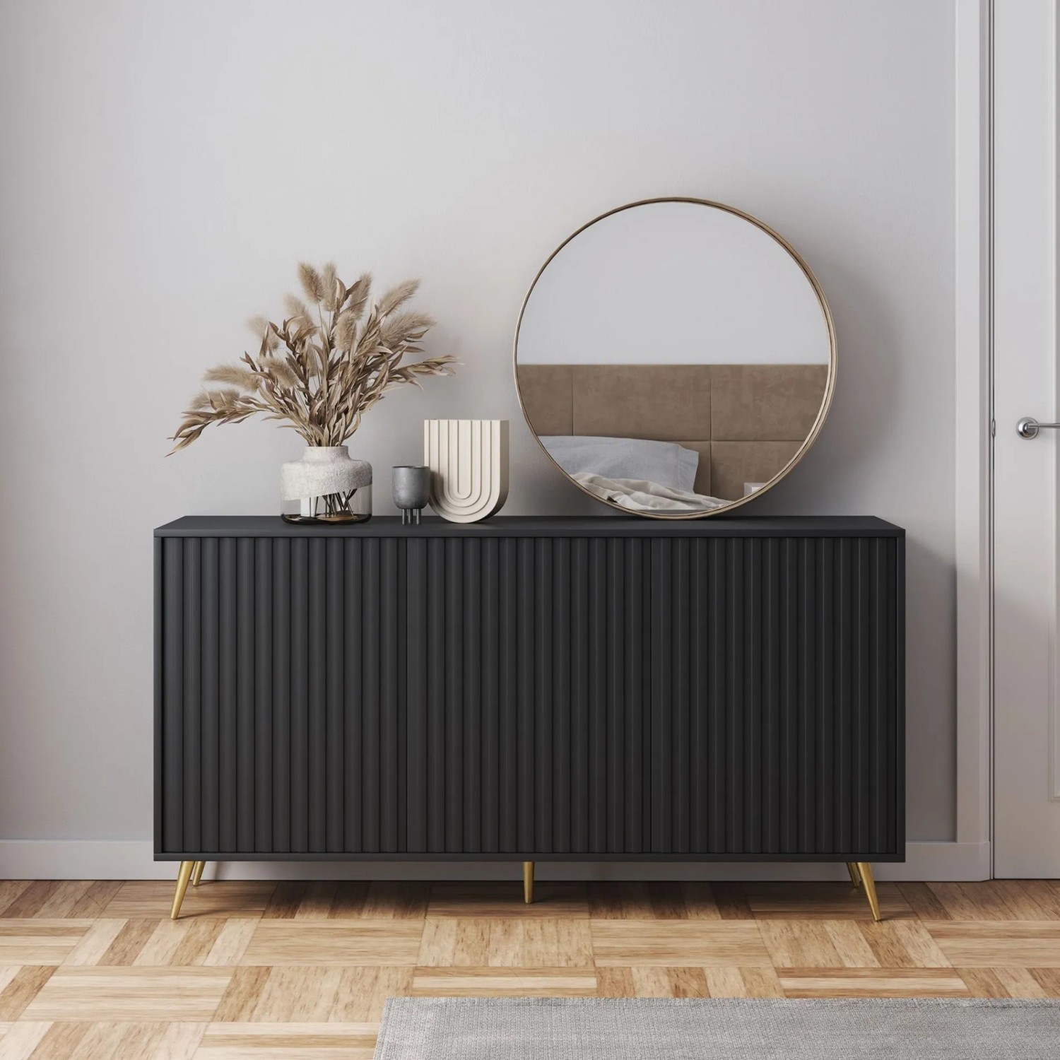 Selsey Sideboard Bello, schwarz, mit Lamellenfronten und goldenen Beinen im Wohnzimmer.