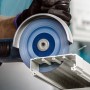 Bosch Expert Trennscheibe im Einsatz beim Schneiden eines Kunststoffprofils mit einem Winkelschleifer.