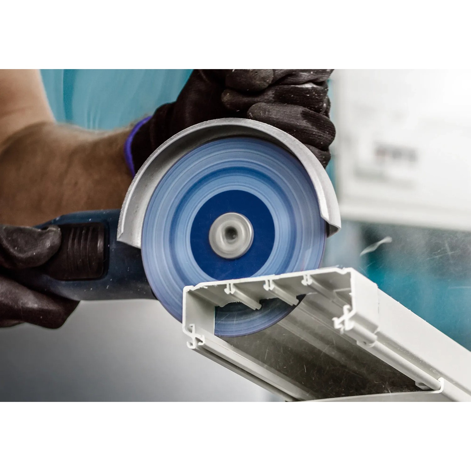 Bosch Expert Trennscheibe im Einsatz beim Schneiden eines Kunststoffprofils mit einem Winkelschleifer.