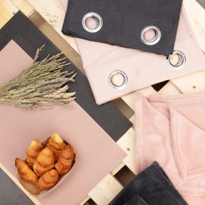 JBY Creation Tisch-Set Cook Rosa (30x50cm) auf Holzpalette mit Croissants und Dekoration.