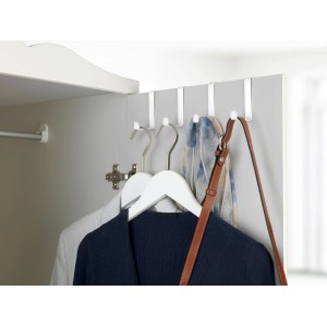 Wenko Türgarderobenhaken, 4er-Set, weiß-matt, an Tür mit Kleidung und Accessoires.