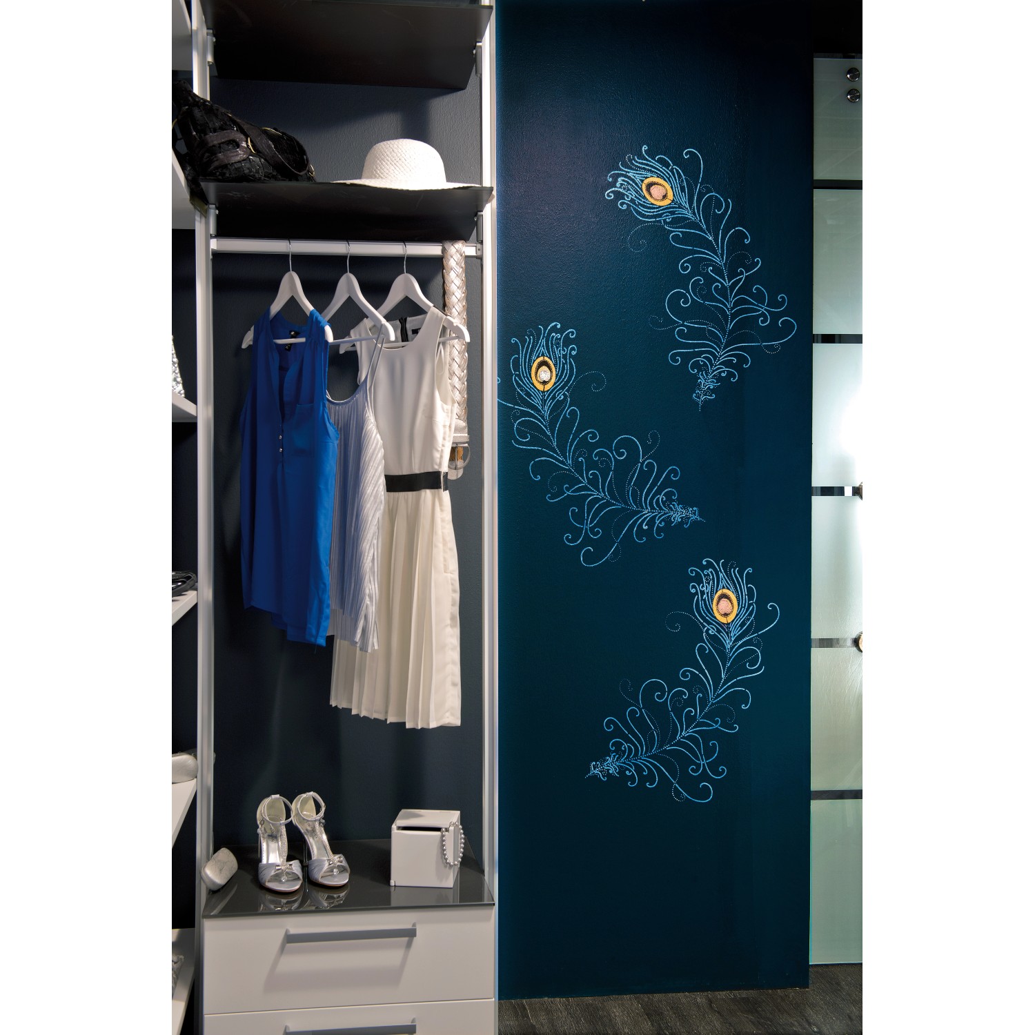 Wandgestaltung mit Marabu Schablone Half Moon, Pfauenfeder-Motiv in blau auf dunkler Wand.