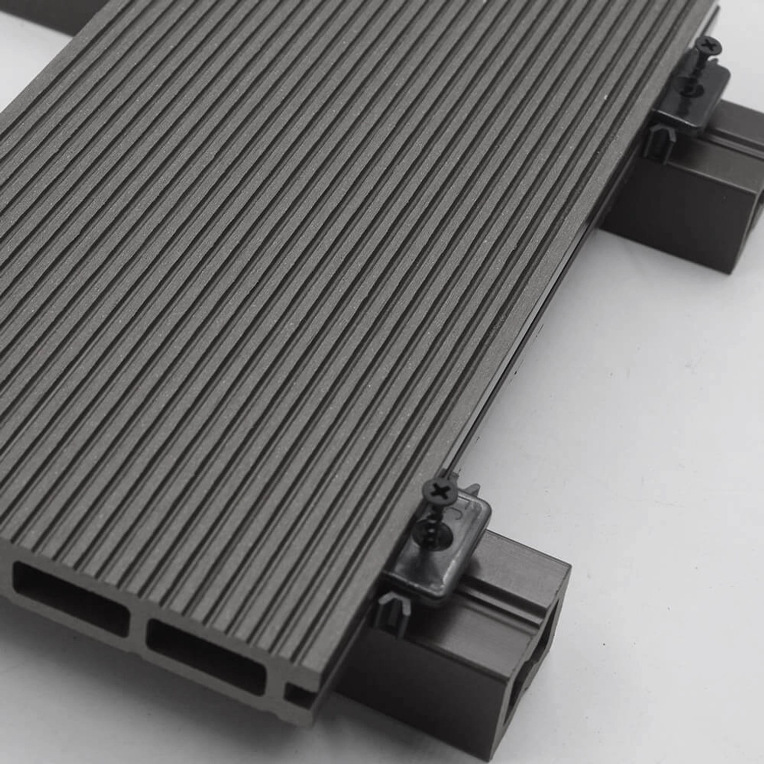 Hellgraue Home Deluxe WPC Terrassendiele Samana mit Unterkonstruktion und Klick-System im Detail.