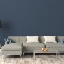 Wohnraum mit blauer Michalsky Living Vliestapete Uni, Sofa und Lampe.