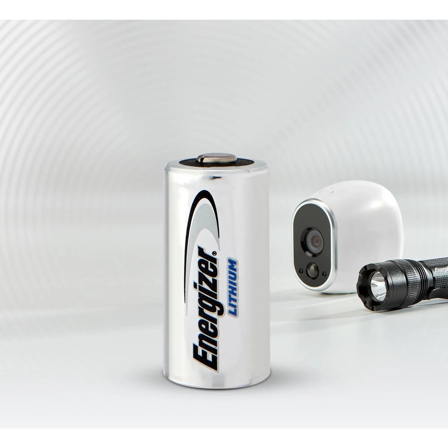 Energizer Lithium 123 Fotobatterie (2er-Pack) neben Kamera und Taschenlampe.
