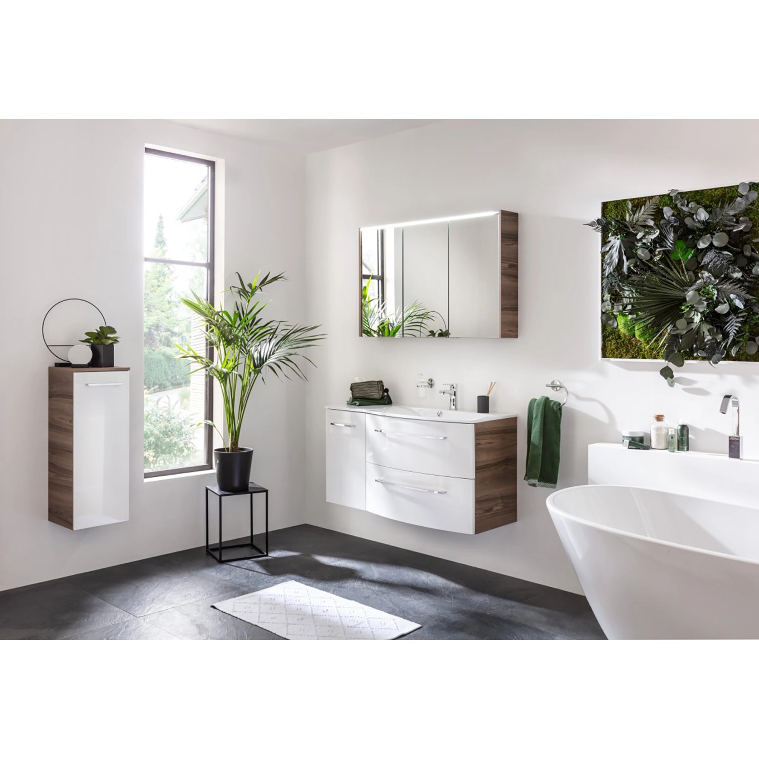 Fackelmann LED-Spiegelschrank Verona, 110 cm, 3-türig, Nussbaum Dekor im Badezimmer.