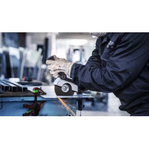 Bosch Pro Trennscheibe im Einsatz: Winkelschleifer schneidet Metall, Funken fliegen.