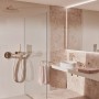 Ideal Standard Idealrain Atelier Brausehalter in Brushed Gold im modernen Bad.