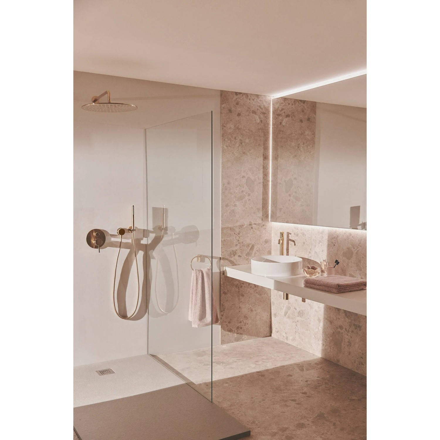 Ideal Standard Idealrain Atelier Brausehalter in Brushed Gold im modernen Bad.