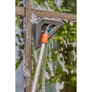Gardena Cleansystem Stielbürste Soft Flex in Aktion beim Reinigen einer Fensterfläche.