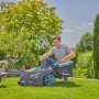 Gardena Akku-Rasenmäher PowerMax Duo 46/36 V mit Mann im Garten. Rasenpflege leicht gemacht.