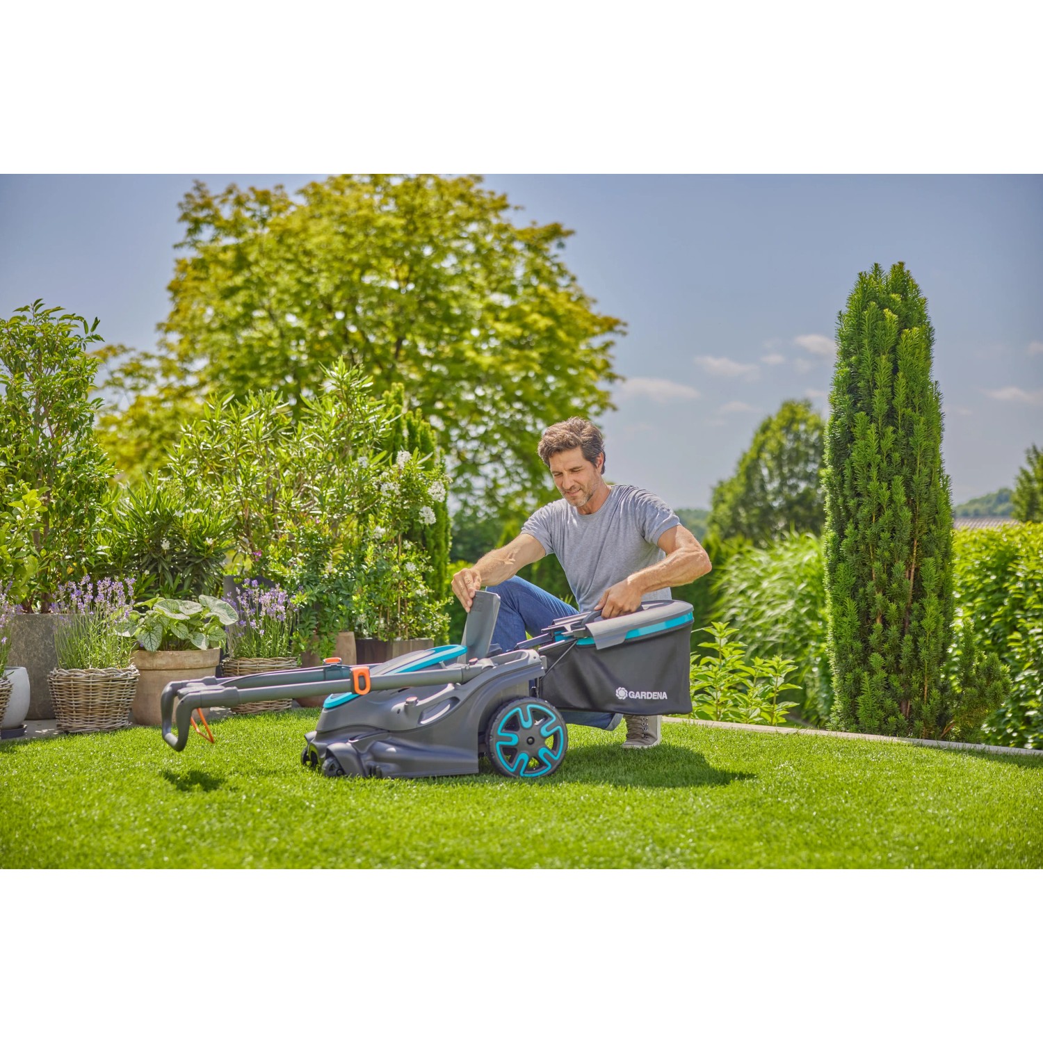 Gardena Akku-Rasenmäher PowerMax Duo 46/36 V mit Mann im Garten. Rasenpflege leicht gemacht.