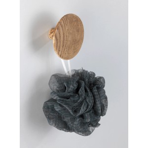 Wandhaken Melle in Eiche-Optik mit grauem Badeschwamm. Handtuchhalter aus Polyresin zum Schrauben.