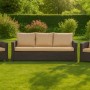 Beiges 3-Sitzer Gartensofa mit 2 Sesseln und Polyrattan-Optik. Sitzkissen für Gartenmöbel.