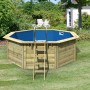 Karibu Holzpool Modell 1 Set mit Filteranlage und Leiter im Garten.