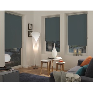 Gardinia EasyFix Rollo Thermo, 100x150 cm, Schiefer, in Wohnraum mit drei Fenstern.