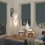 Gardinia EasyFix Rollo Thermo, 100x150 cm, Schiefer, in Wohnraum mit drei Fenstern.