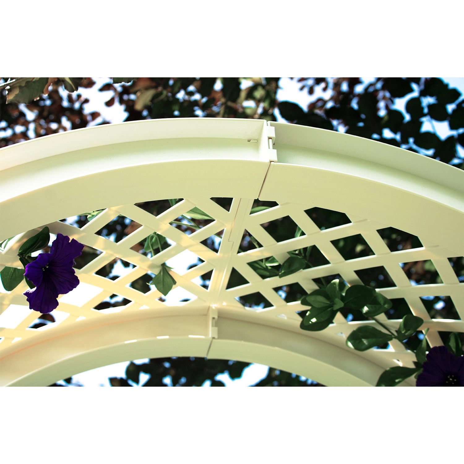 Detailansicht der weißen KHW Gartenbank Brüssel mit Rundbogen und Rankpflanzen.