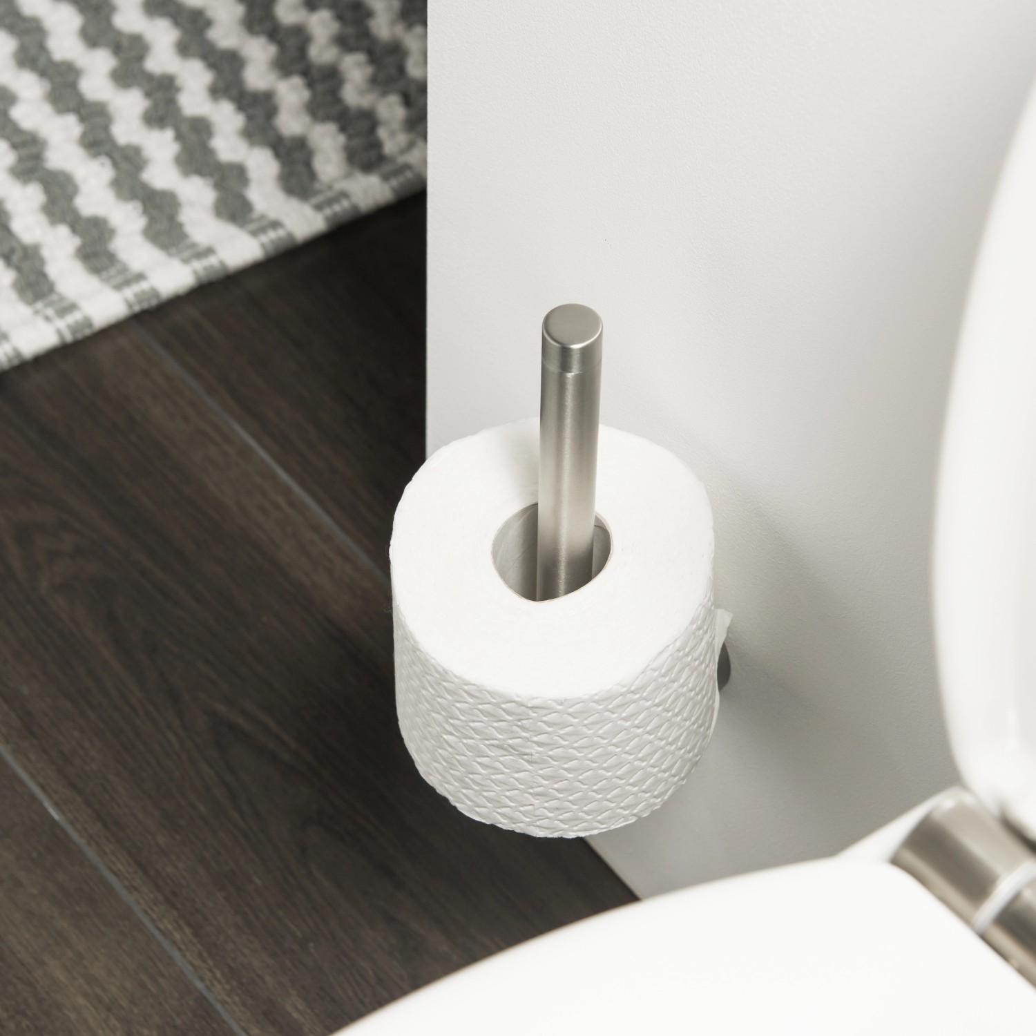 Tiger Reserverollenhalter Boston, Edelstahl gebürstet, mit Toilettenpapierrolle.