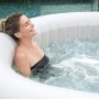 Frau entspannt im Bestway Lay-Z-Spa Bali AirJet Whirlpool mit LED-Beleuchtung.