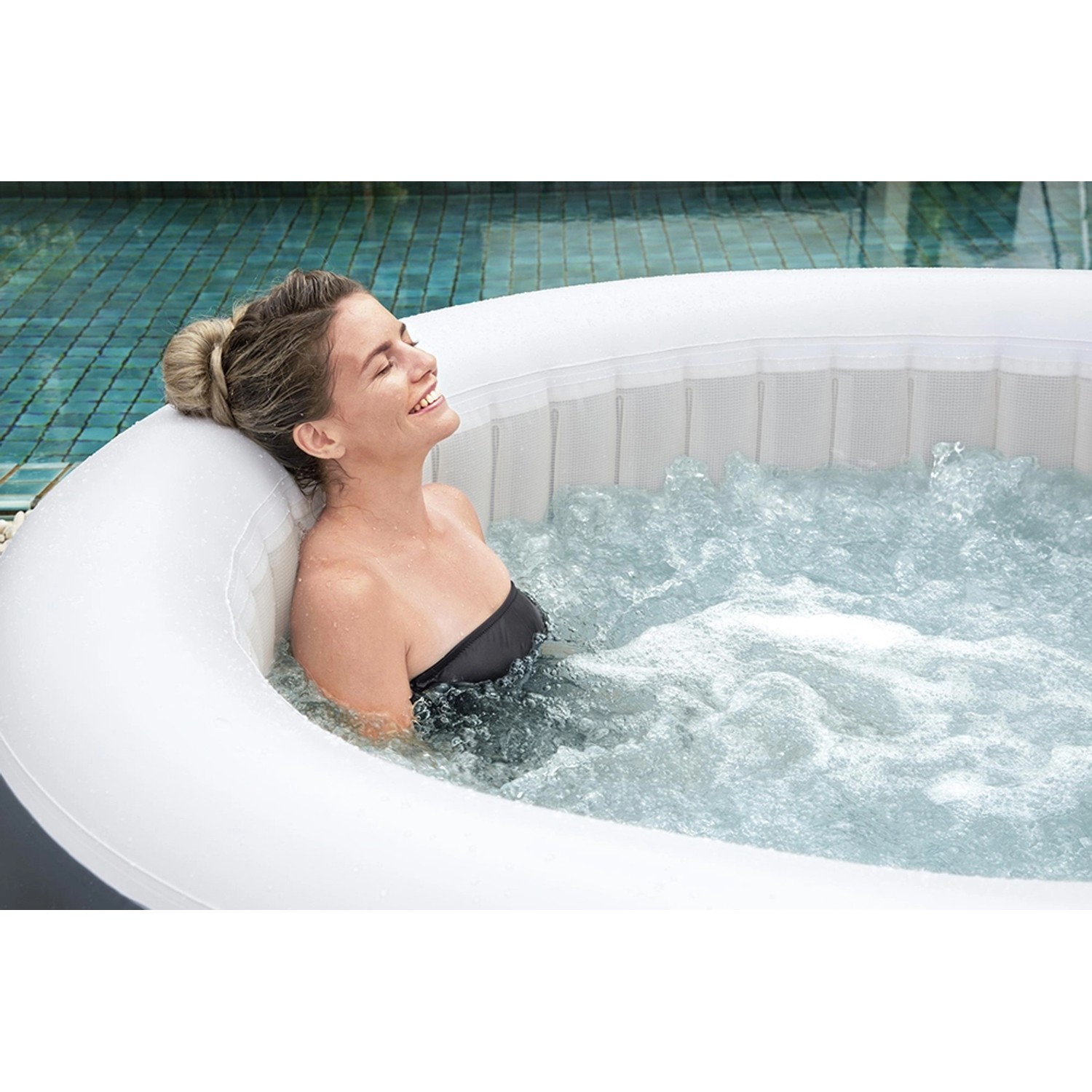 Frau entspannt im Bestway Lay-Z-Spa Bali AirJet Whirlpool mit LED-Beleuchtung.