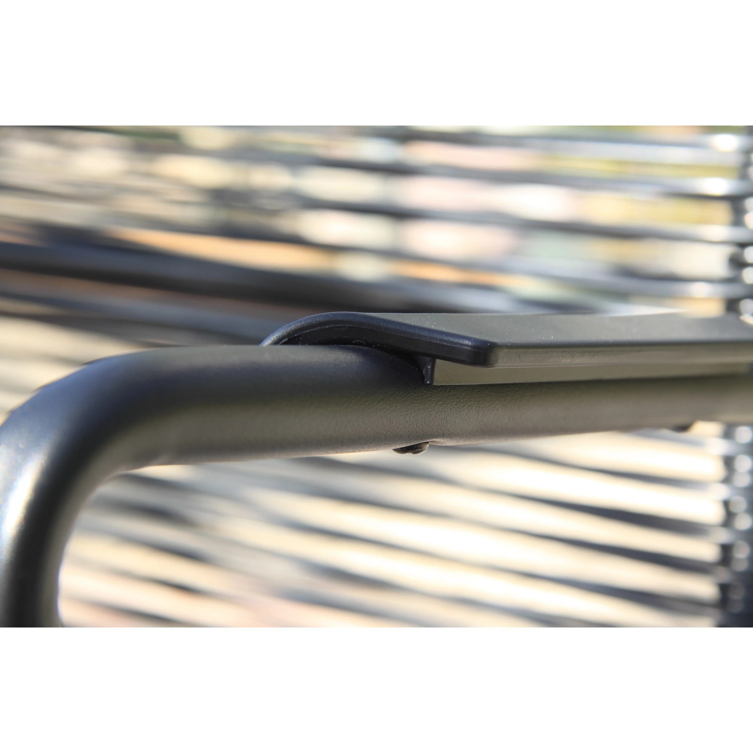 Detailaufnahme: Armlehne Acamp Alpha Rope Gartenstuhl, anthrazitfarbenes Stahlgestell mit Kunststoffauflage.