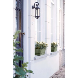 Elho Greenville Blumenkasten in Laubgrün auf Fensterbank mit weißen Blumen.