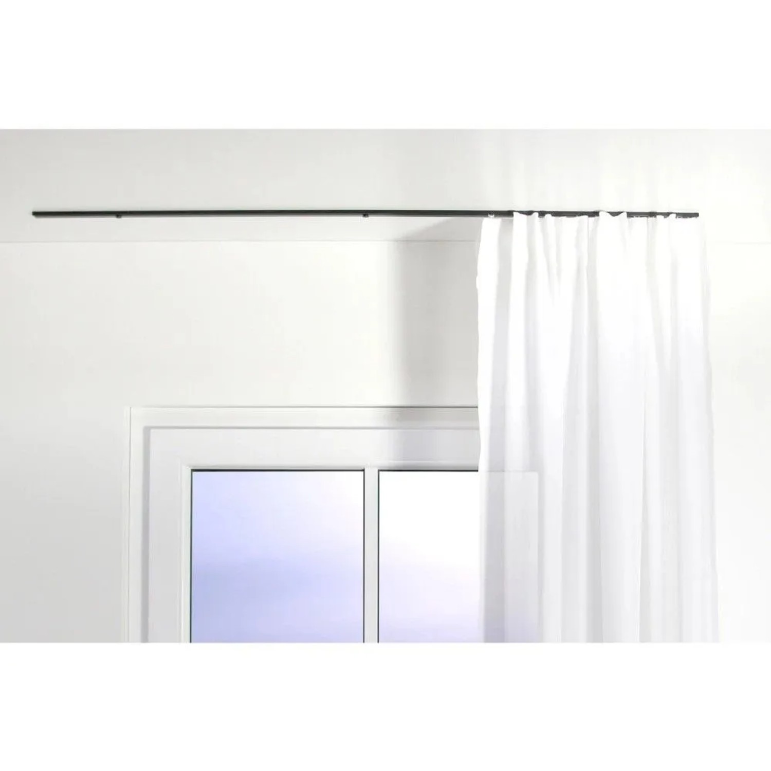 Deco-Raum Gardinenschiene Minimal Schwarz, 1-Lauf, an Decke über Fenster mit weißem Vorhang. Dekoartikel.