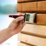 Hand lackiert Holz mit Pinsel aus dem 6-teiligen Pinsel-Set.